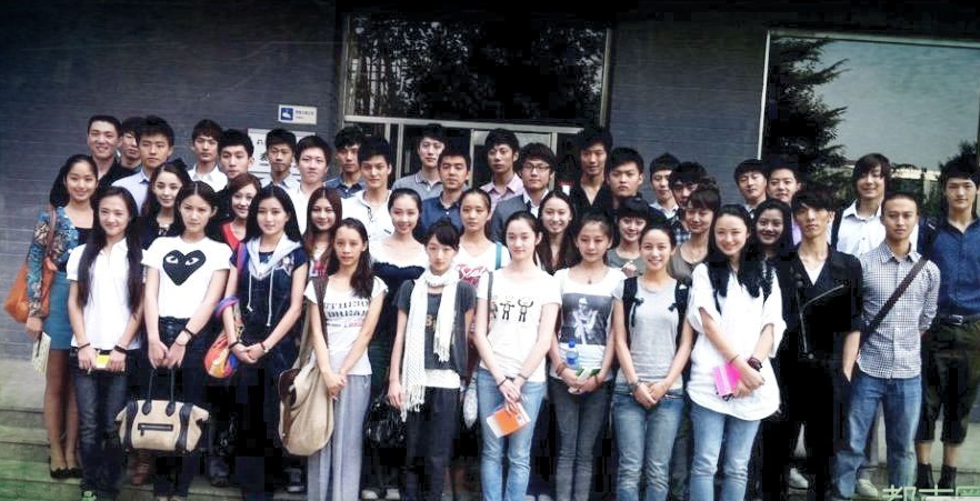 周冬雨晒北影毕业照网友吐槽周冬雨毕业照真丑周冬雨男友